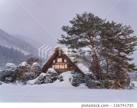 Twilight snowy landscape of the famous Gassho Zukuri Folk Village 116741785