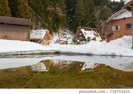 Daytime snowy landscape of the famous Gassho Zukuri Folk Village 116741835