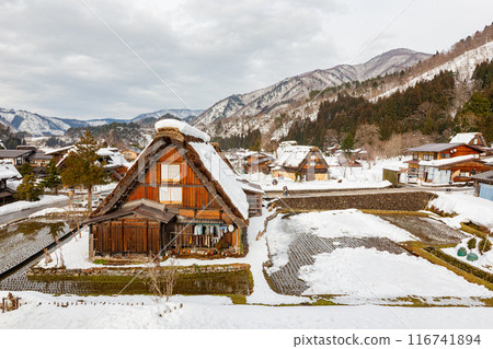 Daytime snowy landscape of the famous Gassho Zukuri Folk Village 116741894