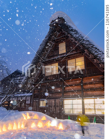 Twilight snowy landscape of the famous Gassho Zukuri Folk Village 116741895