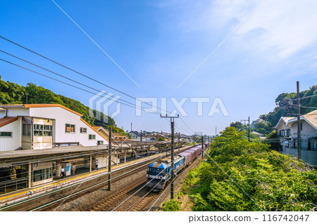日本大磯市景觀，七月。 JR大磯站並經過EF210-354（JR貨運EF210型電力機車）... 116742047