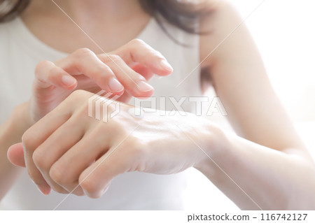 Women's hands: Hand care 116742127