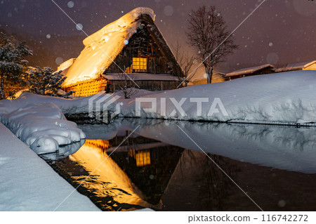 Twilight snowy landscape of the famous Gassho Zukuri Folk Village 116742272