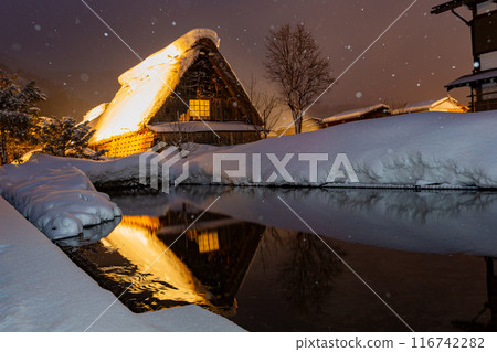 Twilight snowy landscape of the famous Gassho Zukuri Folk Village Twilight snowy landscape of the famous Gassho Zukuri Folk Village 116742282