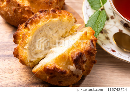 Custard cream puff (ice cream) Custard cream puff (ice cream) 116742724