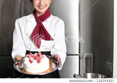 拿著蛋糕的亞洲糕點師婦女 拿著蛋糕的亞洲糕點師婦女 116743421