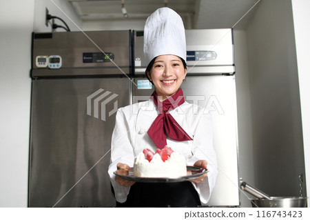 拿著蛋糕的亞洲糕點師婦女 116743423