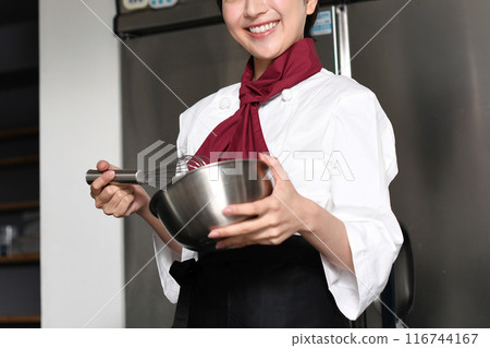 亞洲糕點師女人做蛋糕 亞洲糕點師女人做蛋糕 116744167