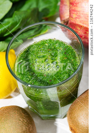 Green smoothie made with komatsuna, apple, kiwi and lemon 116744242