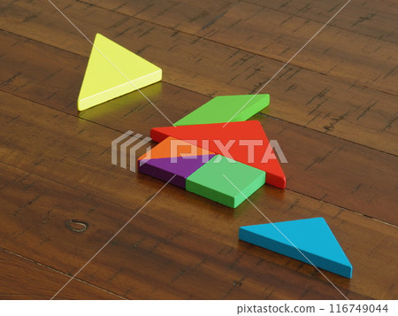 桌上的七巧板 116749044