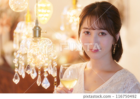 年輕女子在聚會上喝酒 年輕女子在聚會上喝酒 116750492
