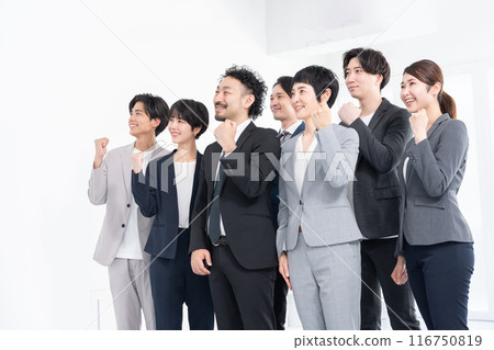 A smiling businessman who makes a guts pose (multiple people, multiple people, gathering) A smiling businessman who makes a guts pose (multiple people, multiple people, gathering) 116750819