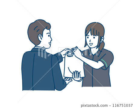 一名男子在便利商店購物，一名女便利商店店員遞出產品 116751037