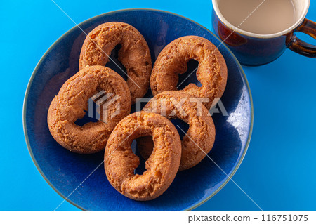 盤子上的甜甜圈 盤子上的甜甜圈 116751075