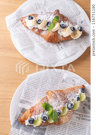 Delicious croissant sandwich 116751190