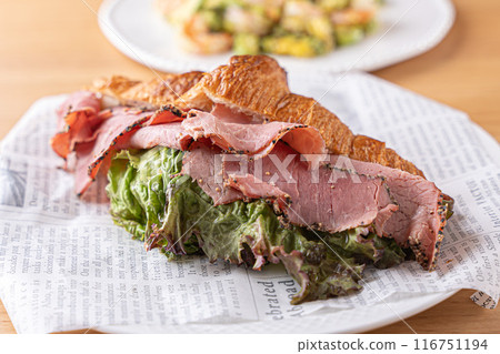 Delicious croissant sandwich 116751194