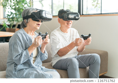 一對老年夫妻戴著 VR 眼鏡體驗虛擬實境元宇宙 116751762
