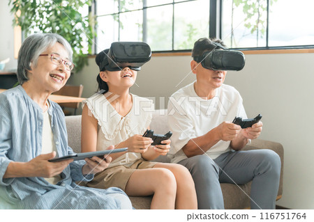 祖父母和孫女戴著VR眼鏡體驗虛擬實境元宇宙 116751764