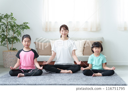 Parents and children exercising in the living room 116751795