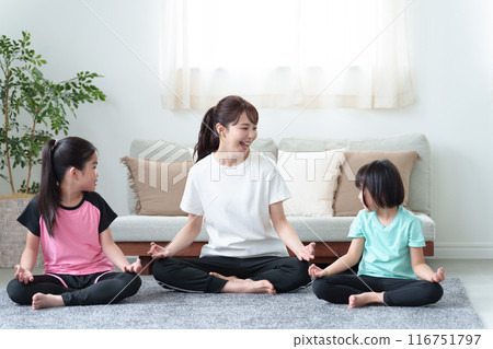 Parents and children exercising in the living room 116751797