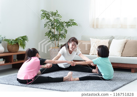 Parents and children stretching in the living room 116751828
