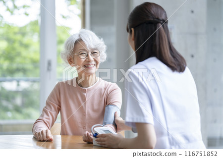 護理師測量血壓的老年婦女 116751852