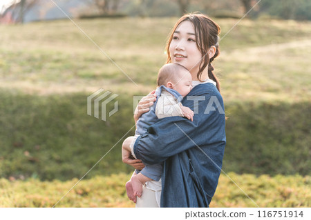 媽媽帶著寶寶在秋天的公園散步(親子、母子、分娩、產後) 媽媽帶著寶寶在秋天的公園散步(親子、母子、分娩、產後) 116751914