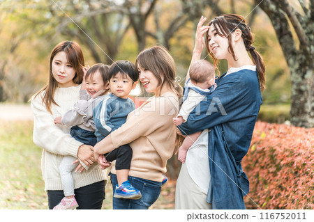父母和孩子、媽媽朋友和孩子們在秋季公園玩耍（嬰兒、野餐、育兒、育兒） 父母和孩子、嬰兒、媽媽朋友、孩子 116752011
