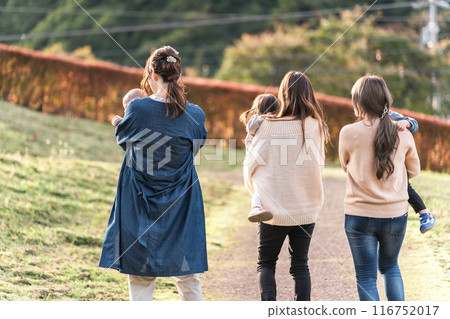 親子在秋季公園玩耍，媽媽朋友，孩子的背影（嬰兒，野餐，育兒，育兒） 116752017