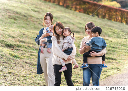 父母和孩子，媽媽朋友，孩子（嬰兒，野餐，育兒，育兒）在秋天的公園玩耍 116752018