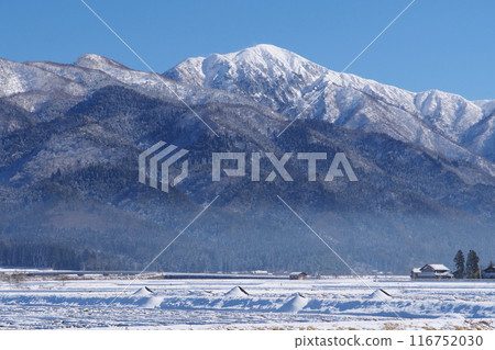 從大野市看到的冬天的荒島山和小荒島山 從大野市看到的冬天的荒島山和小荒島山 116752030