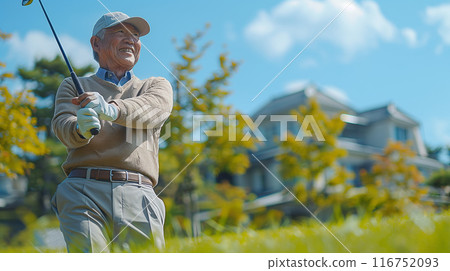 Elderly man playing golf 116752093