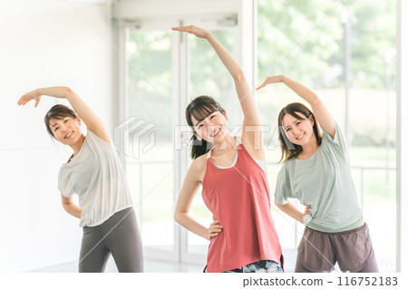 在健身房做伸展運動和柔韌性運動的女性 116752183