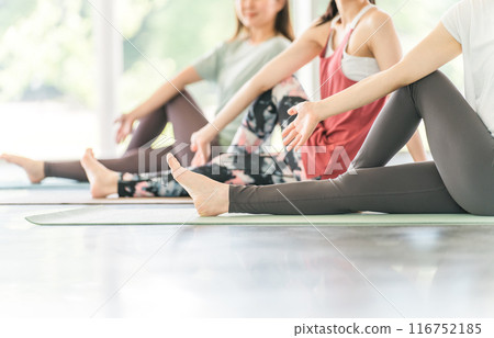 在瑜伽館和瑜伽課（體育館）中練習瑜伽和普拉提的女性 116752185
