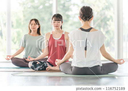 在瑜伽課/普拉提學習瑜伽的女性 在瑜伽課/普拉提學習瑜伽的女性 116752189