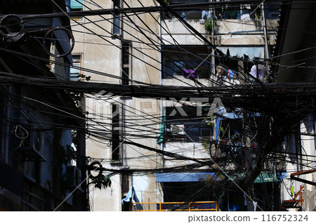 Cable wires on the electric poles are tangled,Messy signal line. 116752324