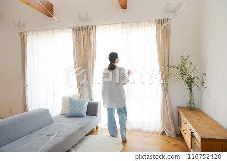 女人打開窗簾 116752420