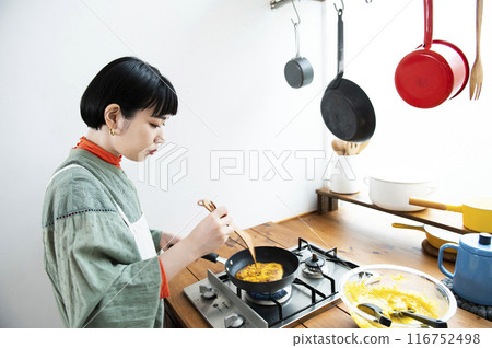 一個女人在廚房裡做糖果 116752498