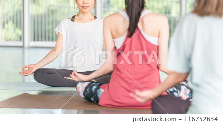 教授瑜珈與普拉提課程的女教練 116752634