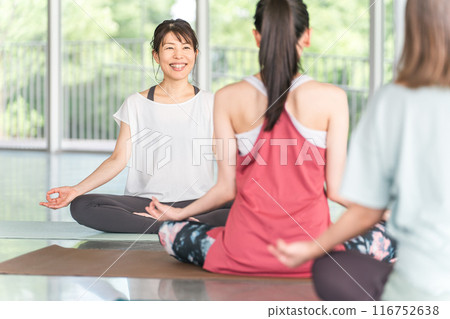 教授瑜珈與普拉提課程的女教練 116752638