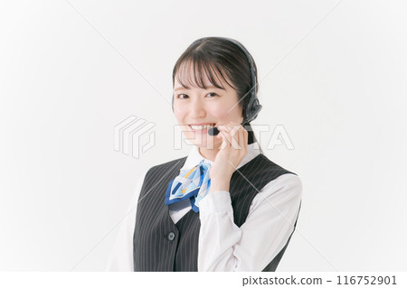 穿著辦公室衣服、戴著耳機的女人 116752901