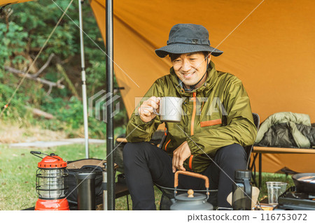 男性露營者在露營地獨自露營 男性露營者在露營地獨自露營 116753072