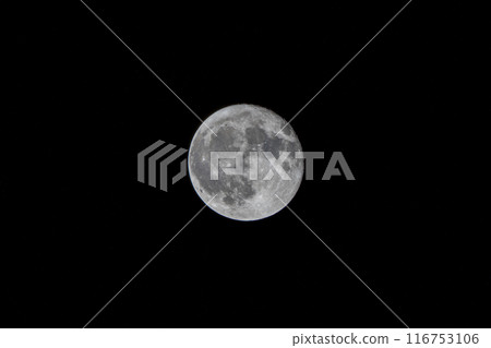 月亮漂浮在夜空中 月亮漂浮在夜空中 116753106