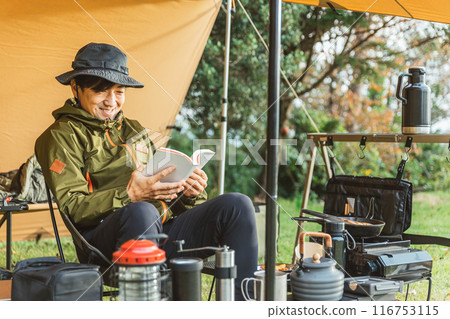中年男性露營者在露營地獨自露營(看書) 中年男性露營者在露營地獨自露營(看書) 116753115