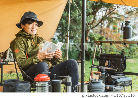 中年男性露營者在露營地獨自露營(看書) 中年男性露營者在露營地獨自露營(看書) 116753116