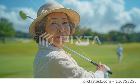 打高爾夫球的老婦人 116753253