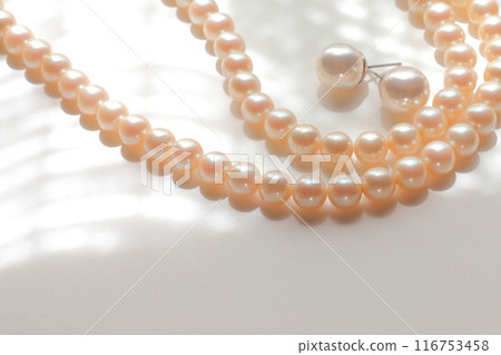 Beautiful white jewelry pearl necklace material image Beautiful white jewelry pearl necklace material image 116753458