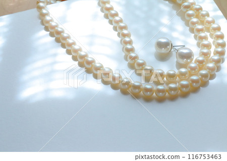 Beautiful white jewelry pearl necklace material image Beautiful white jewelry pearl necklace material image 116753463