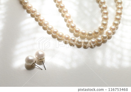 Beautiful white jewelry pearl necklace material image Beautiful white jewelry pearl necklace material image 116753468