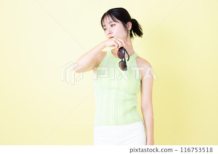 夏季形象:拿著太陽眼鏡的年輕女子 夏季形象:拿著太陽眼鏡的年輕女子 116753518